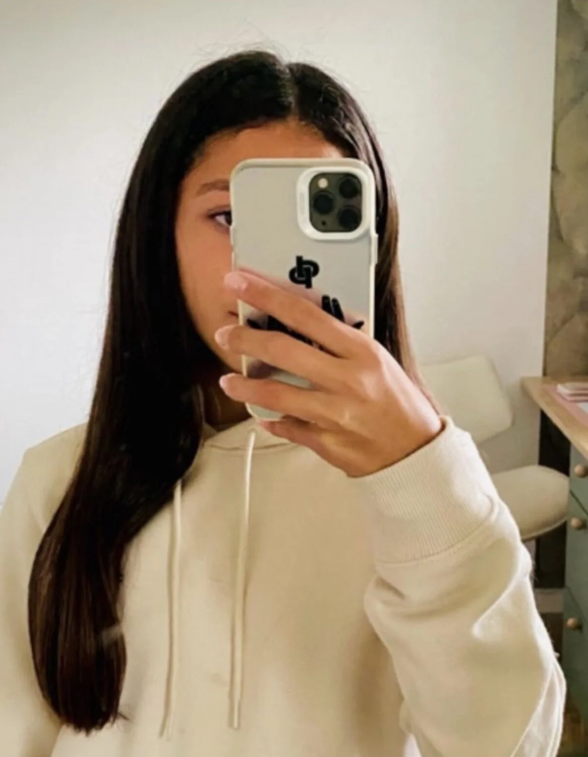 French cutie loves sending nudes on snap to strangers image 2