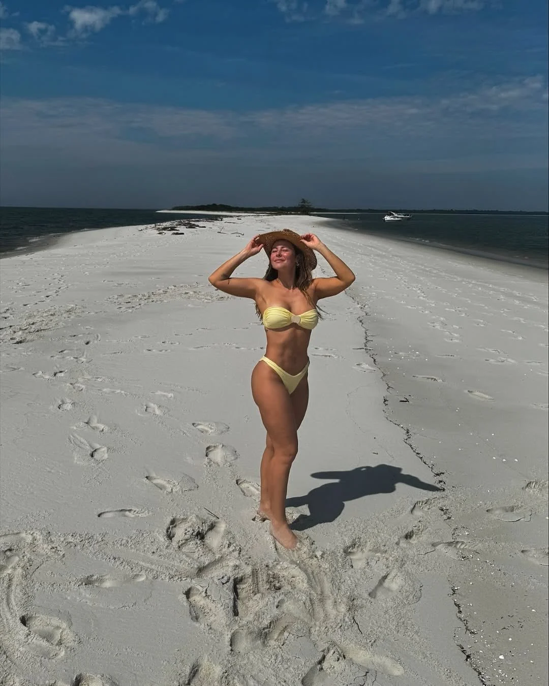 Paola na praia...Paola Oliveira delicia , fofa e linda image 2
