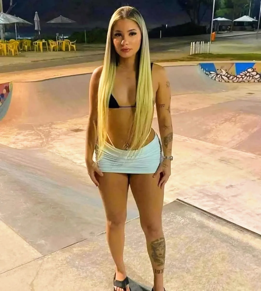 Ela se veste igual uma putinha para sair na rua main image