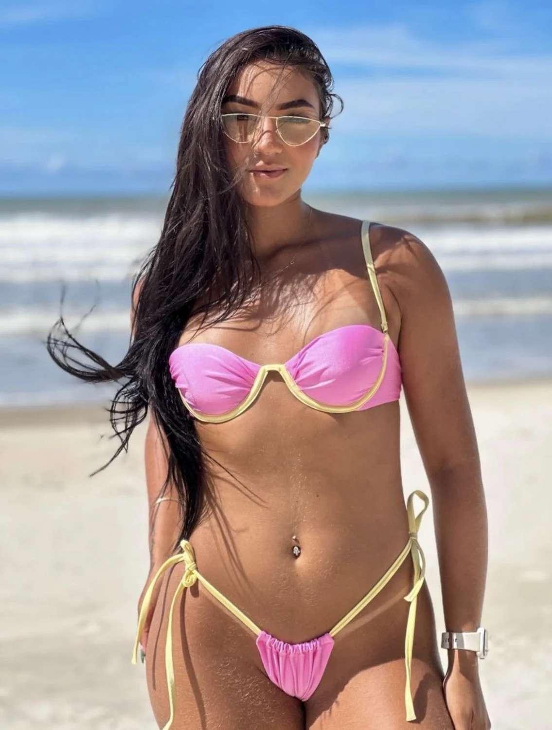 Puta que pariu que morena mais gostosa. Buceta dela deve ser tão deliciosa main image