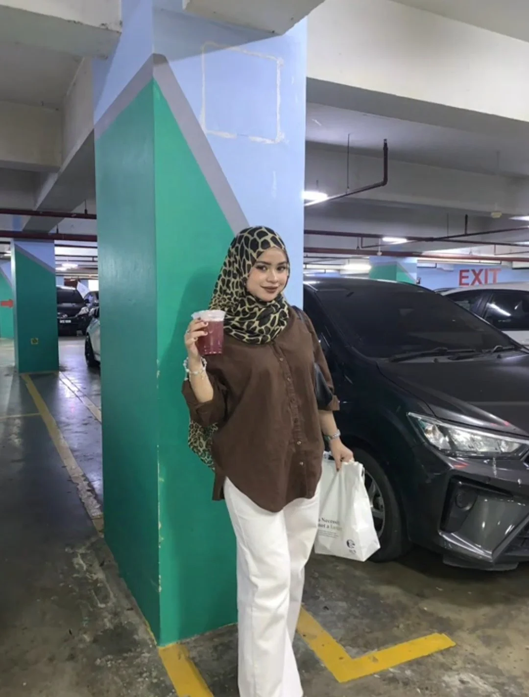Muslim girl playing with herself main image