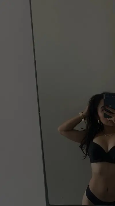 Alguien que le haga tributos a mi amiga cover image