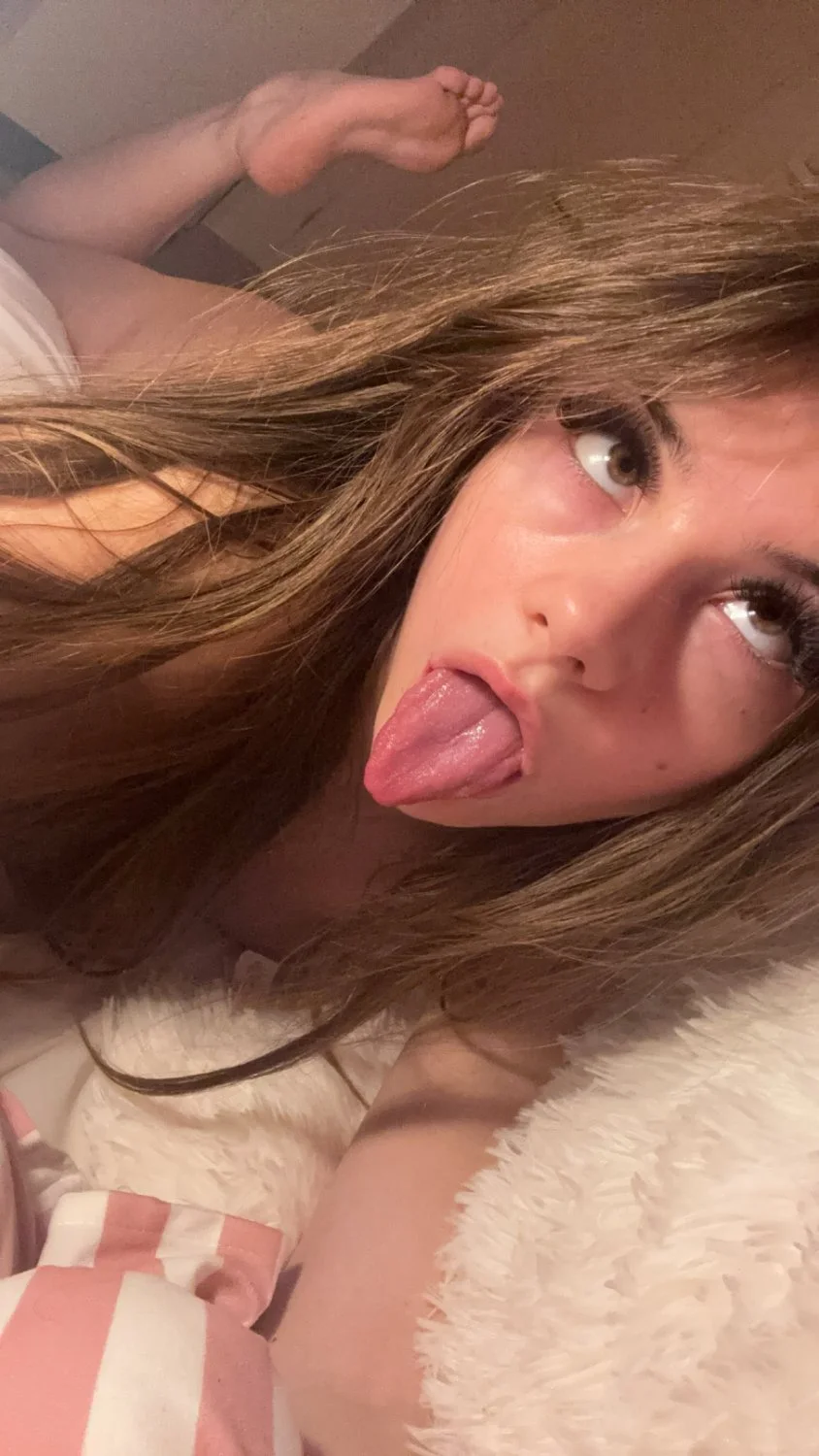 Webslut 18 Rubs Wet Pussy Closeup Leak! image 3
