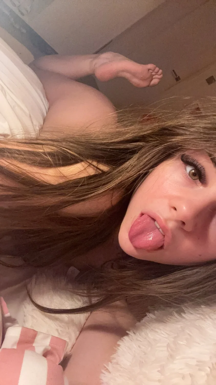 Webslut 18 Rubs Wet Pussy Closeup Leak! image 5