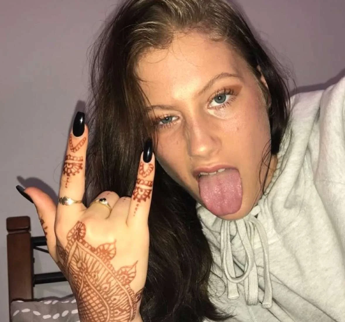 Hailee 19yo tease image 9