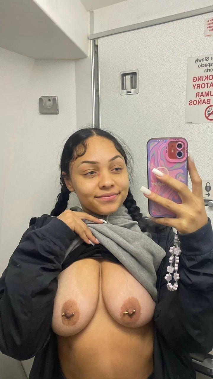 moreninha deliciosa de piercing no mamilo image 10