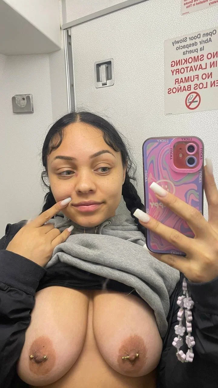 moreninha deliciosa de piercing no mamilo image 5