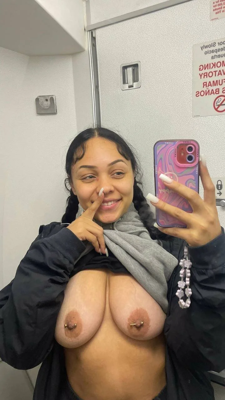moreninha deliciosa de piercing no mamilo image 9