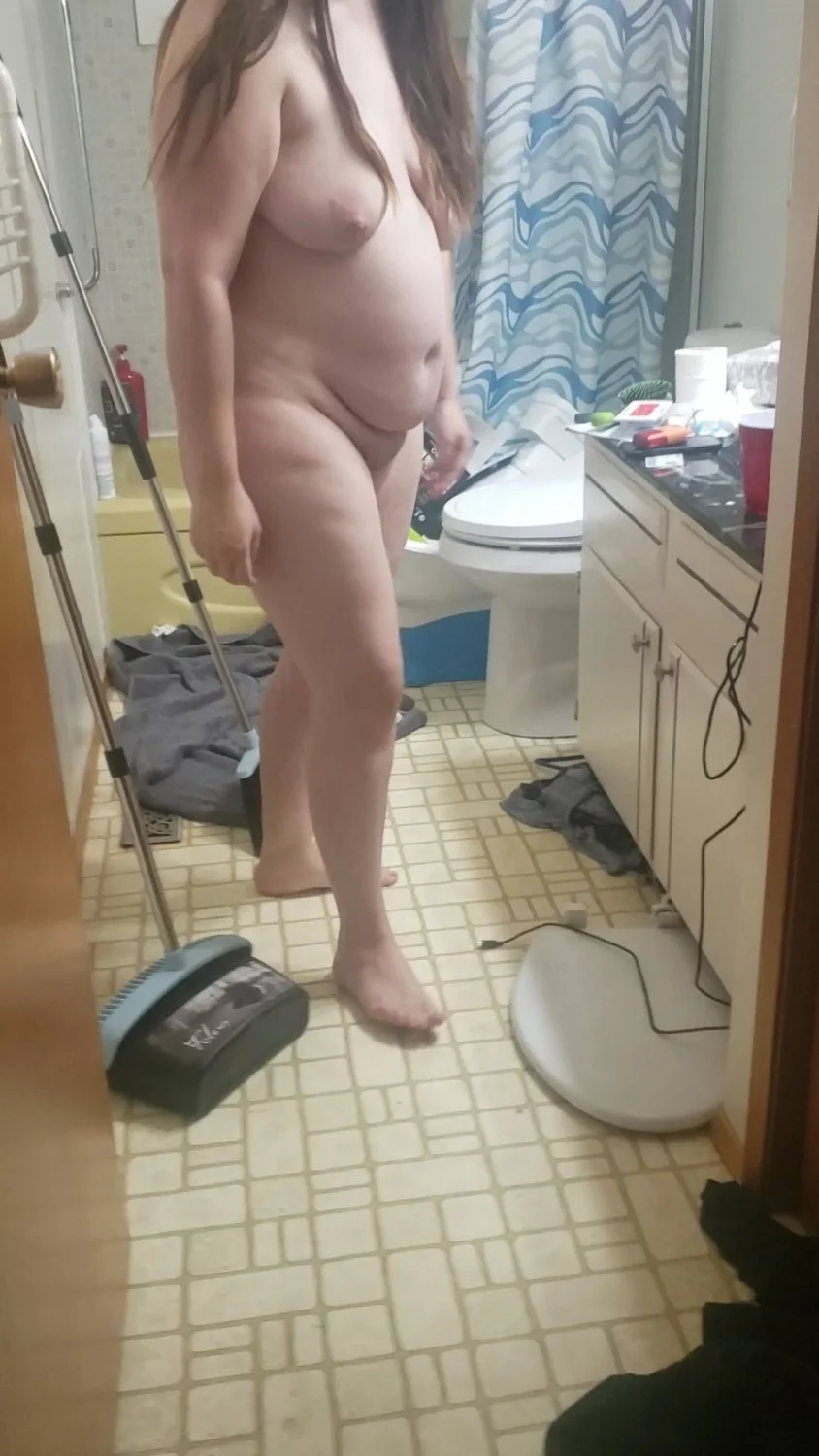 BBW Slut Kaylee takes a shower image 6
