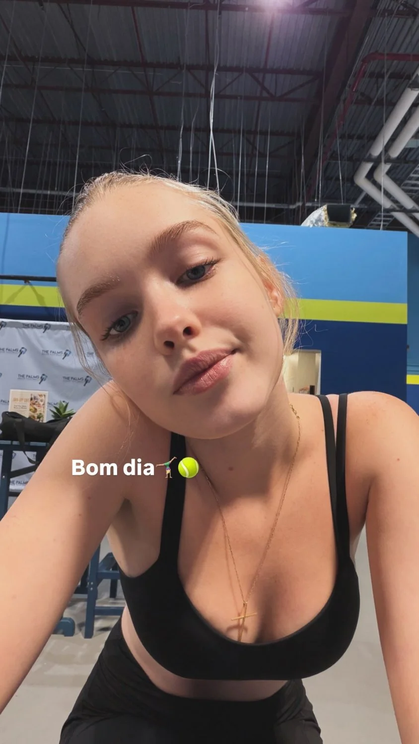 Novinha a beleza loira...Pietra Quintela lindona , muito gostosa !!! image 3