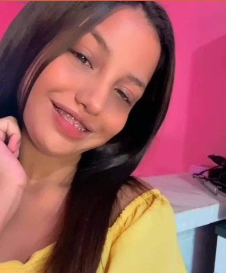 Novinha de 19 anos levando pomba na frente do seu namorado de um coroa dotado . image 5