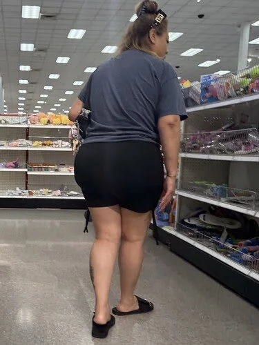 Plump heavy butt (not oc) image 5