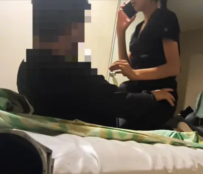 Flaquita recibe llamada del novio antes de hacer el 69 con su compañero de universidad en hotel cover image