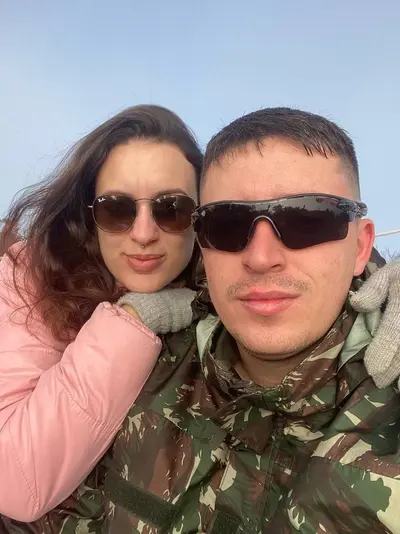 Novinha putinha com o namorado corno! casal caiu na net namorada branquinha casada safada sentando cover image