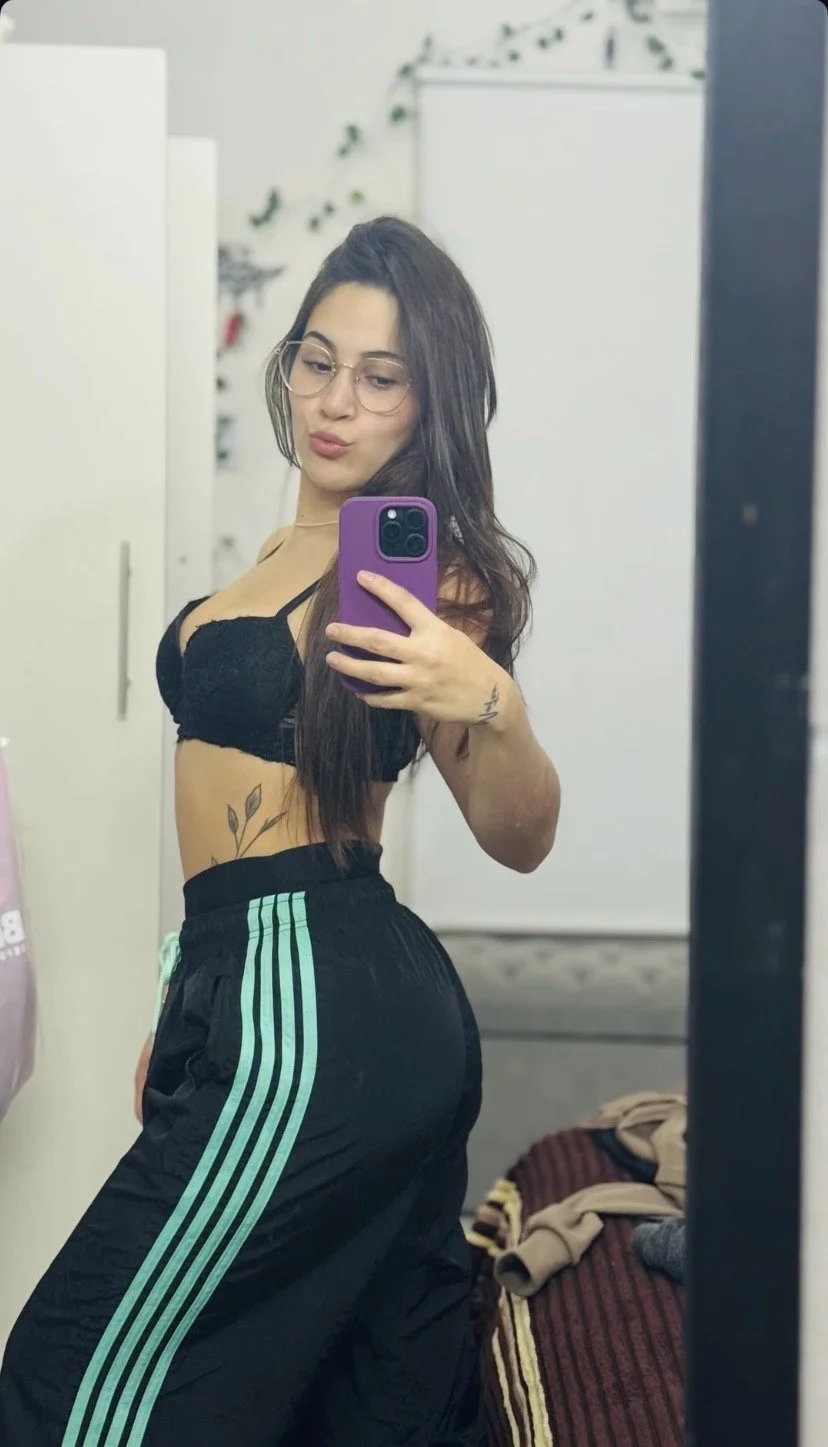 Agustina González hermosa puta de loma verde argentina 2 image 2