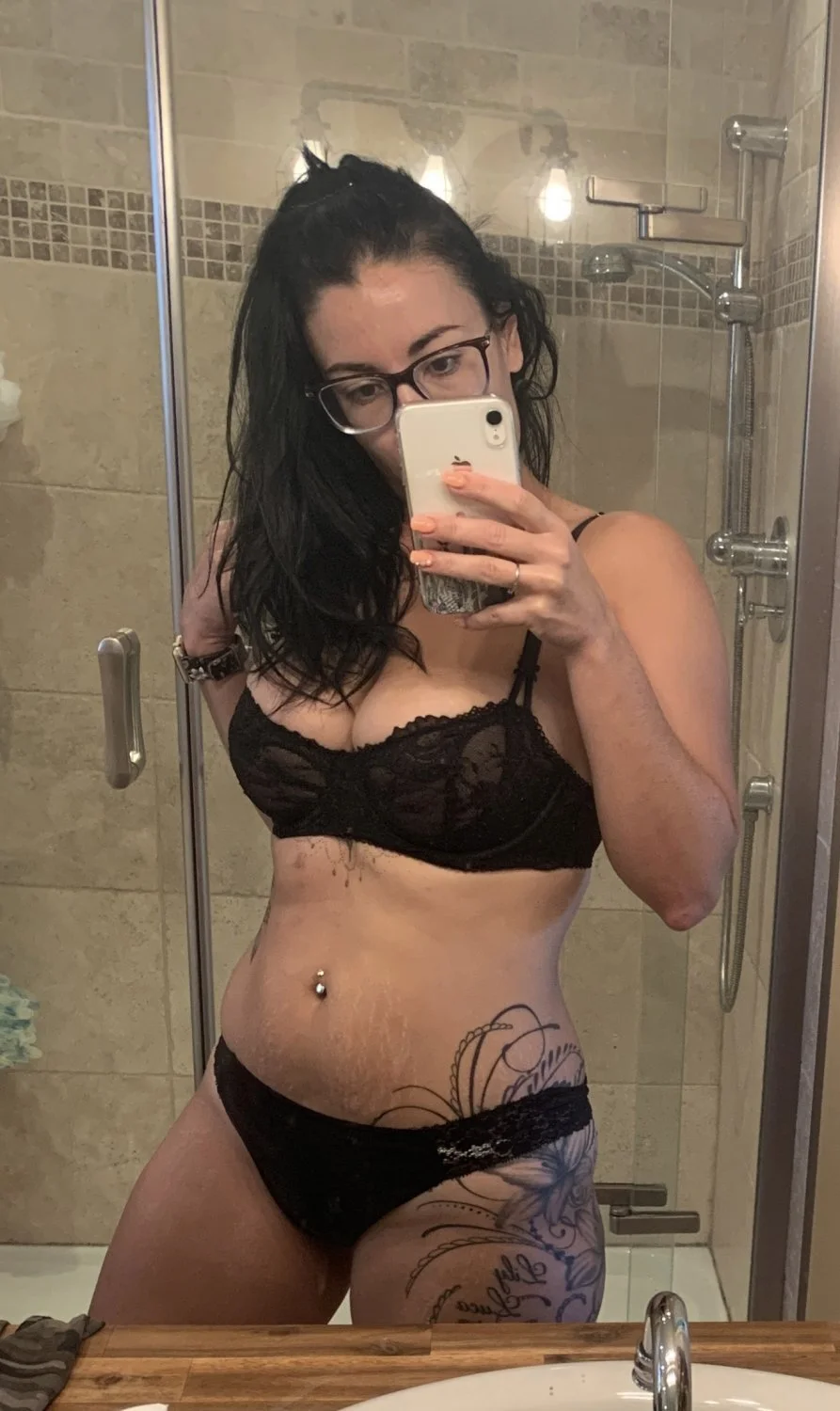 MILF kik slut Mia wants to be famous and degraded image 9