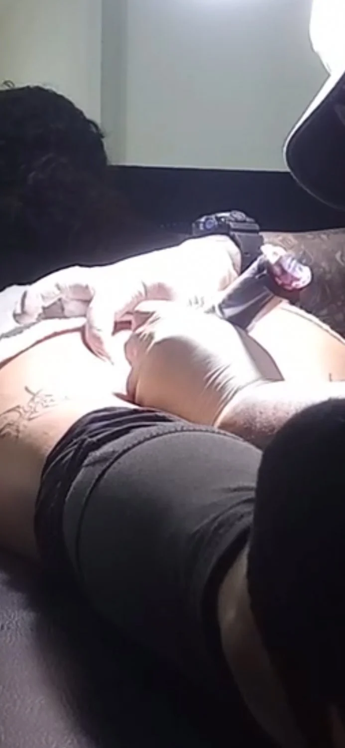 Al final para borrarse todo los atuajes se la terminó cogiendo main image