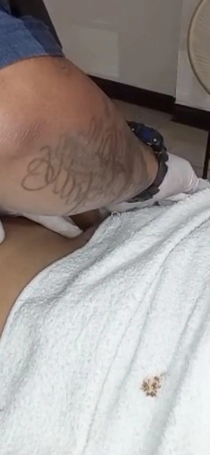 Al final para borrarse todo los atuajes se la terminó cogiendo image 12