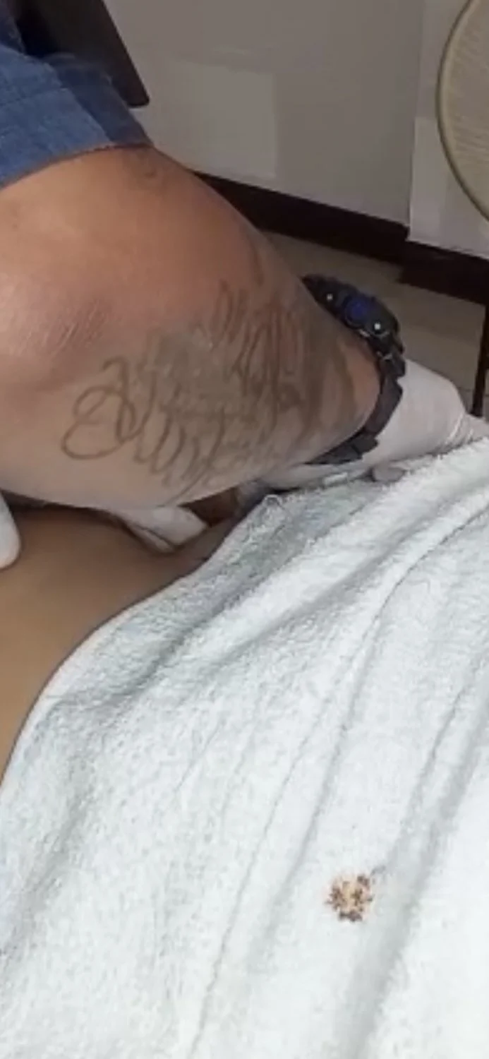 Al final para borrarse todo los atuajes se la terminó cogiendo image 13