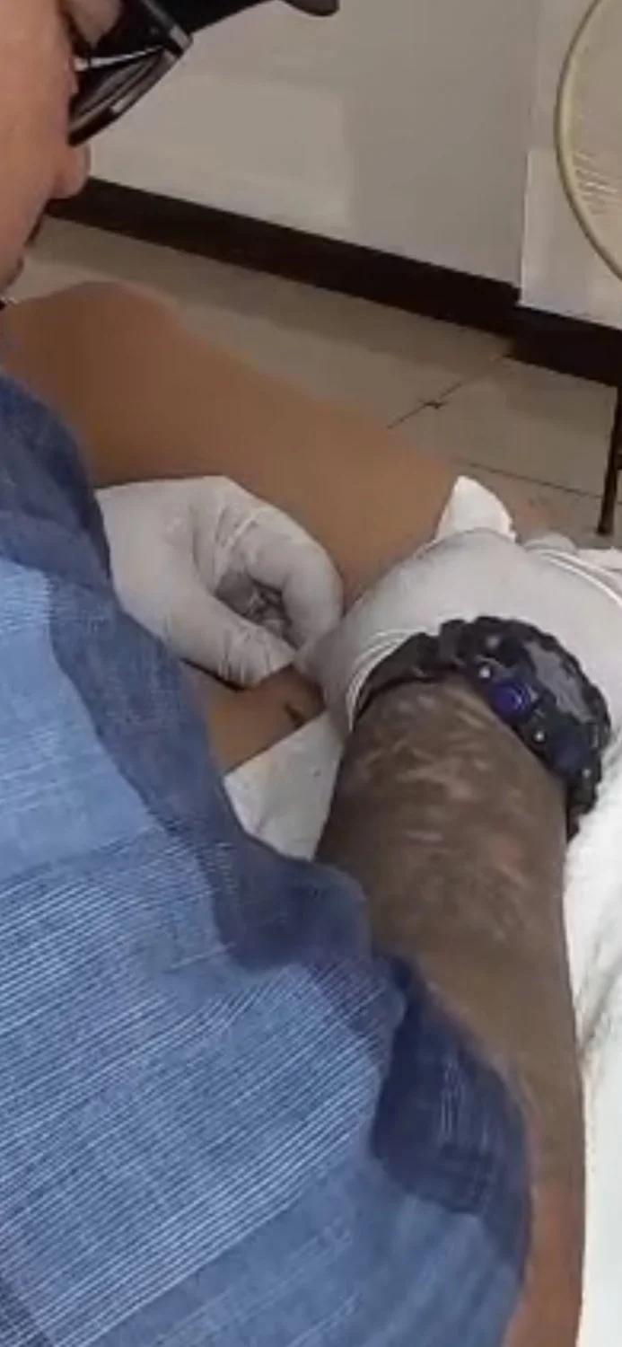 Al final para borrarse todo los atuajes se la terminó cogiendo image 17