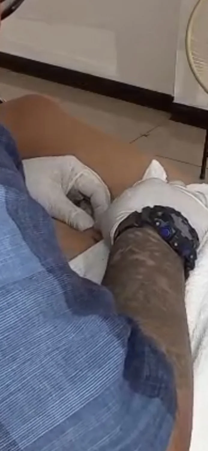 Al final para borrarse todo los atuajes se la terminó cogiendo image 21