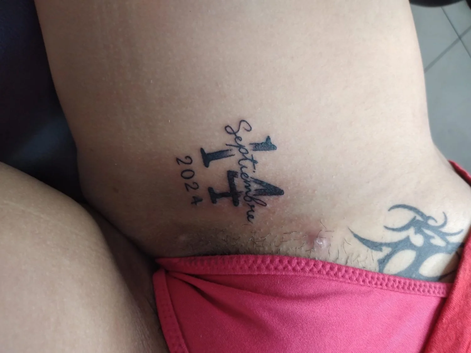 Al final para borrarse todo los atuajes se la terminó cogiendo image 24