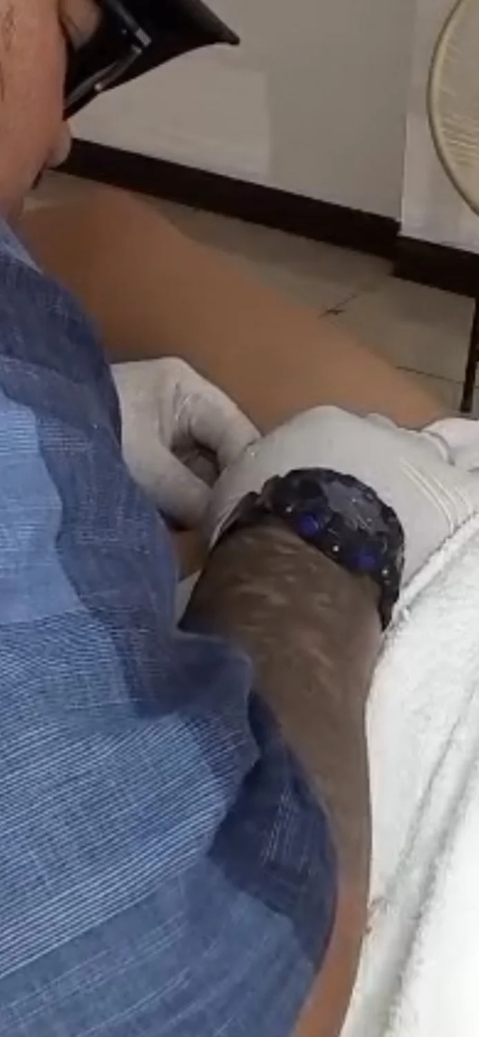 Al final para borrarse todo los atuajes se la terminó cogiendo image 27
