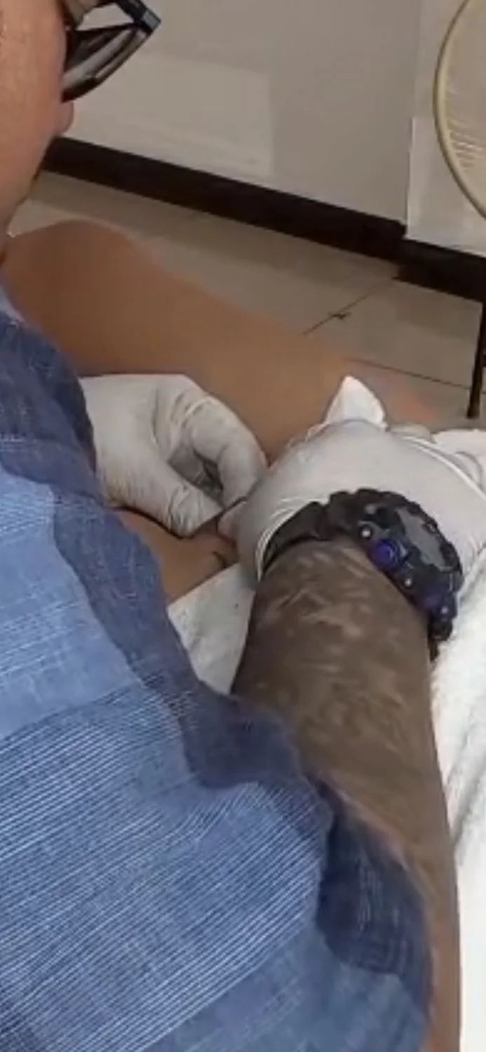 Al final para borrarse todo los atuajes se la terminó cogiendo image 28
