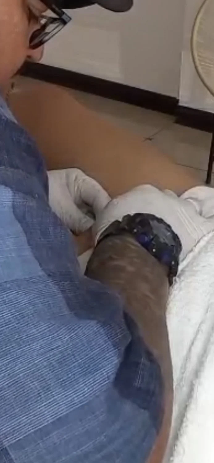 Al final para borrarse todo los atuajes se la terminó cogiendo image 29