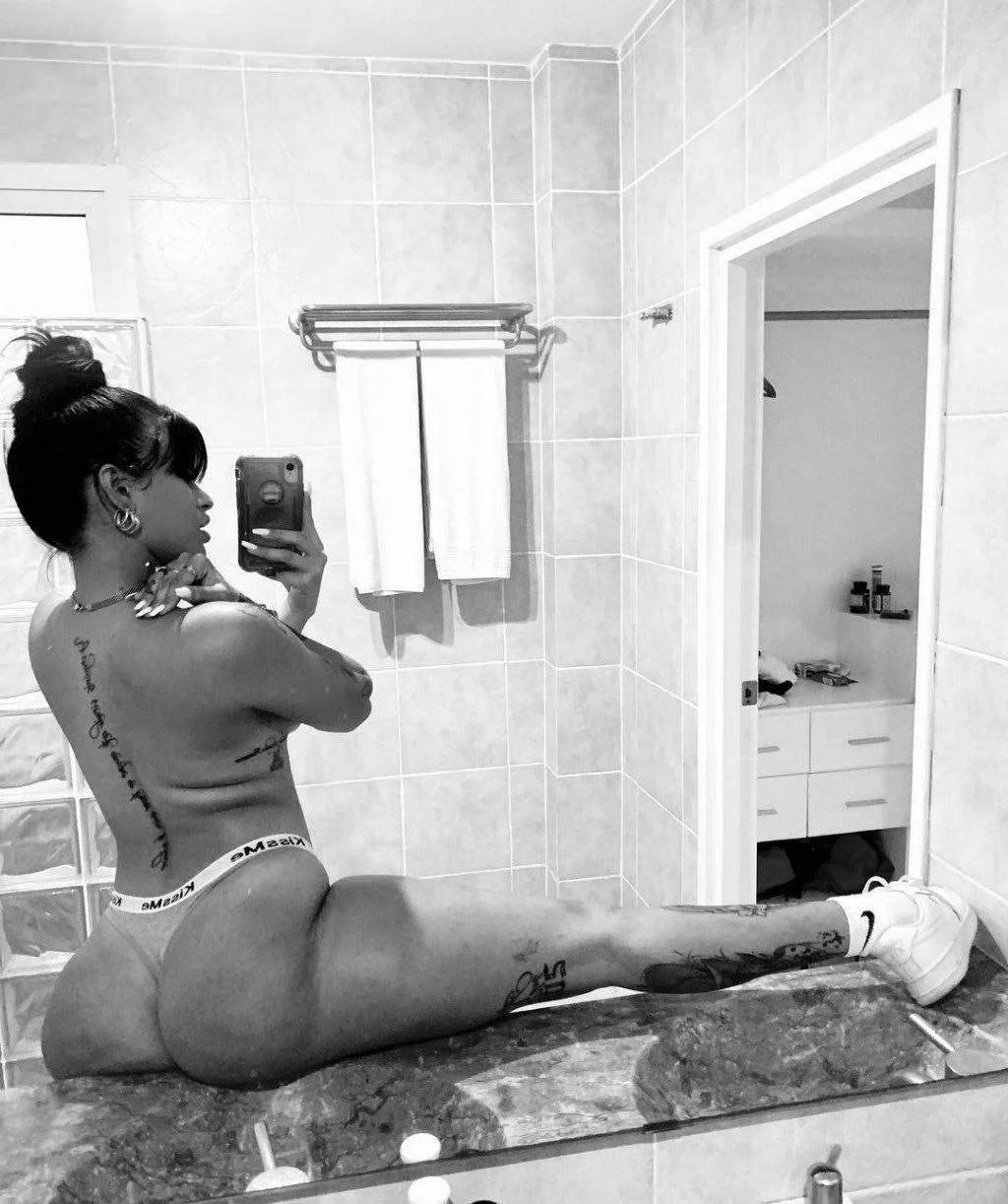 Cubana tatuada le manda videos al novio🔥🇨🇺 image 9