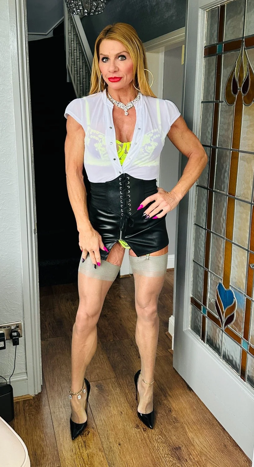 Sexy hot muscle milf exposing her fat meaty pussy lips 🥵🔥 image 31