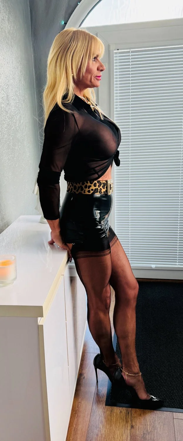 Sexy hot muscle milf exposing her fat meaty pussy lips 🥵🔥 image 4
