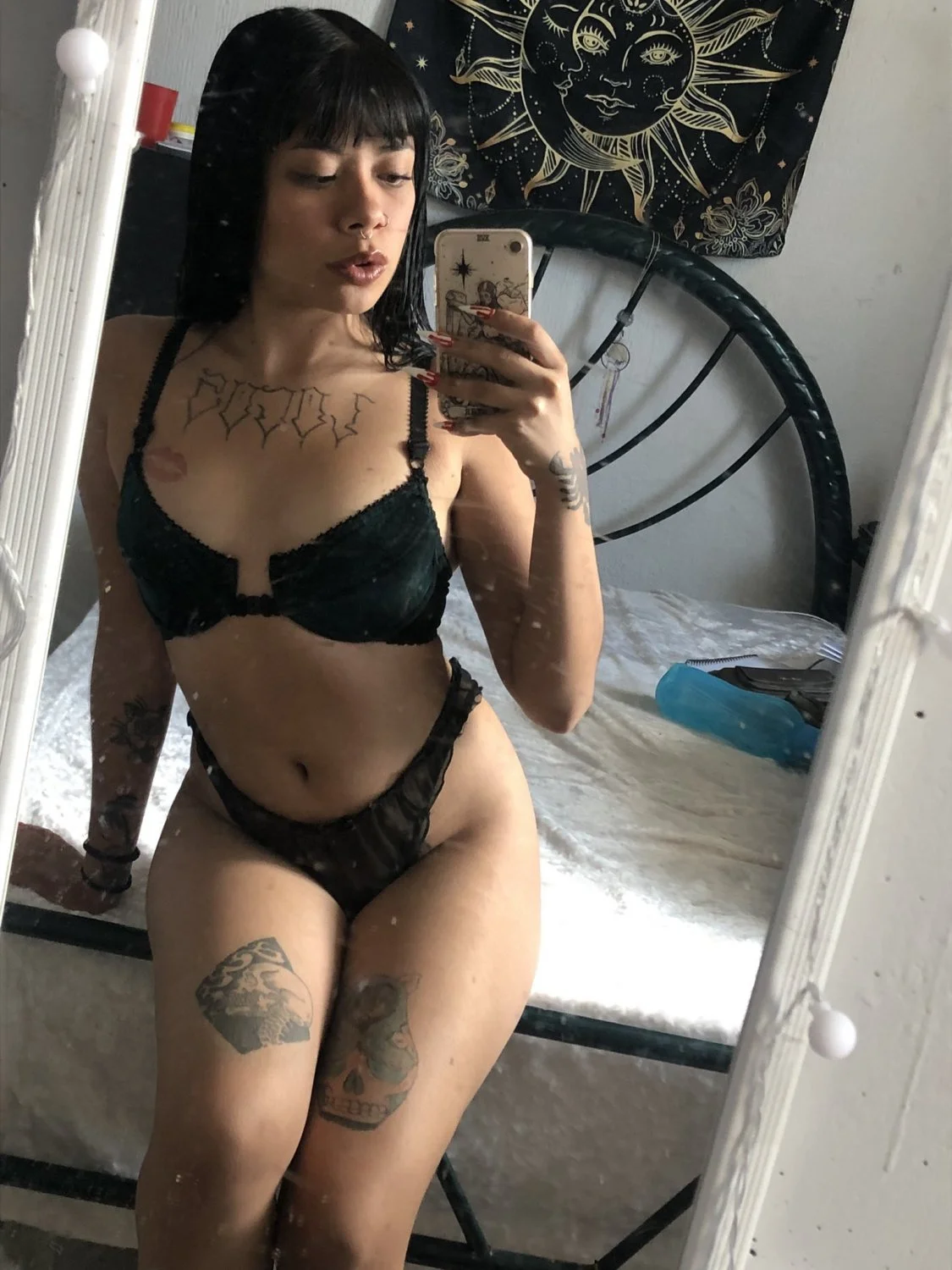 Linda perra tatuada exhibida image 8