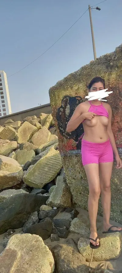 Corno obrigou a namorada mostrar as tetas na rua cover image