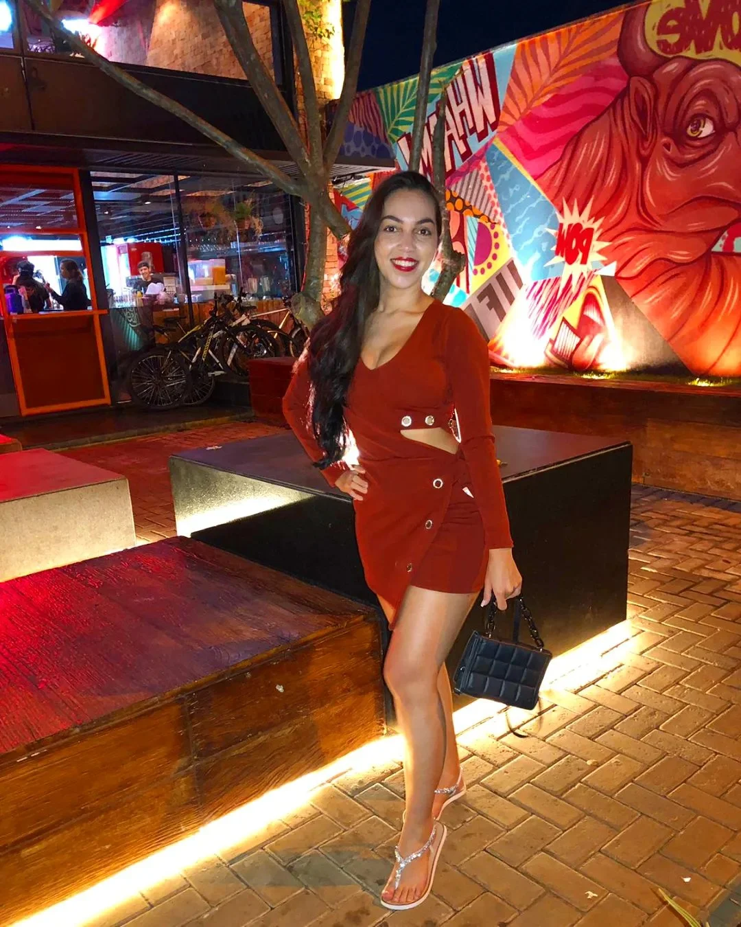 dama de vermelho vazou mamando o primo conteudo inedito e amador image 1