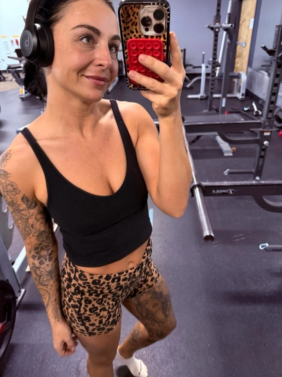 Fit tatted chick with a crazy pussy image 2