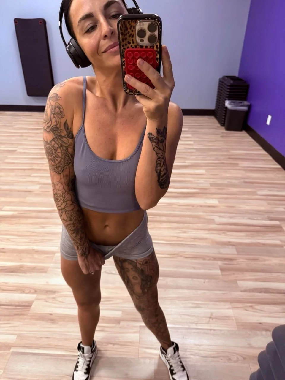Fit tatted chick with a crazy pussy image 3