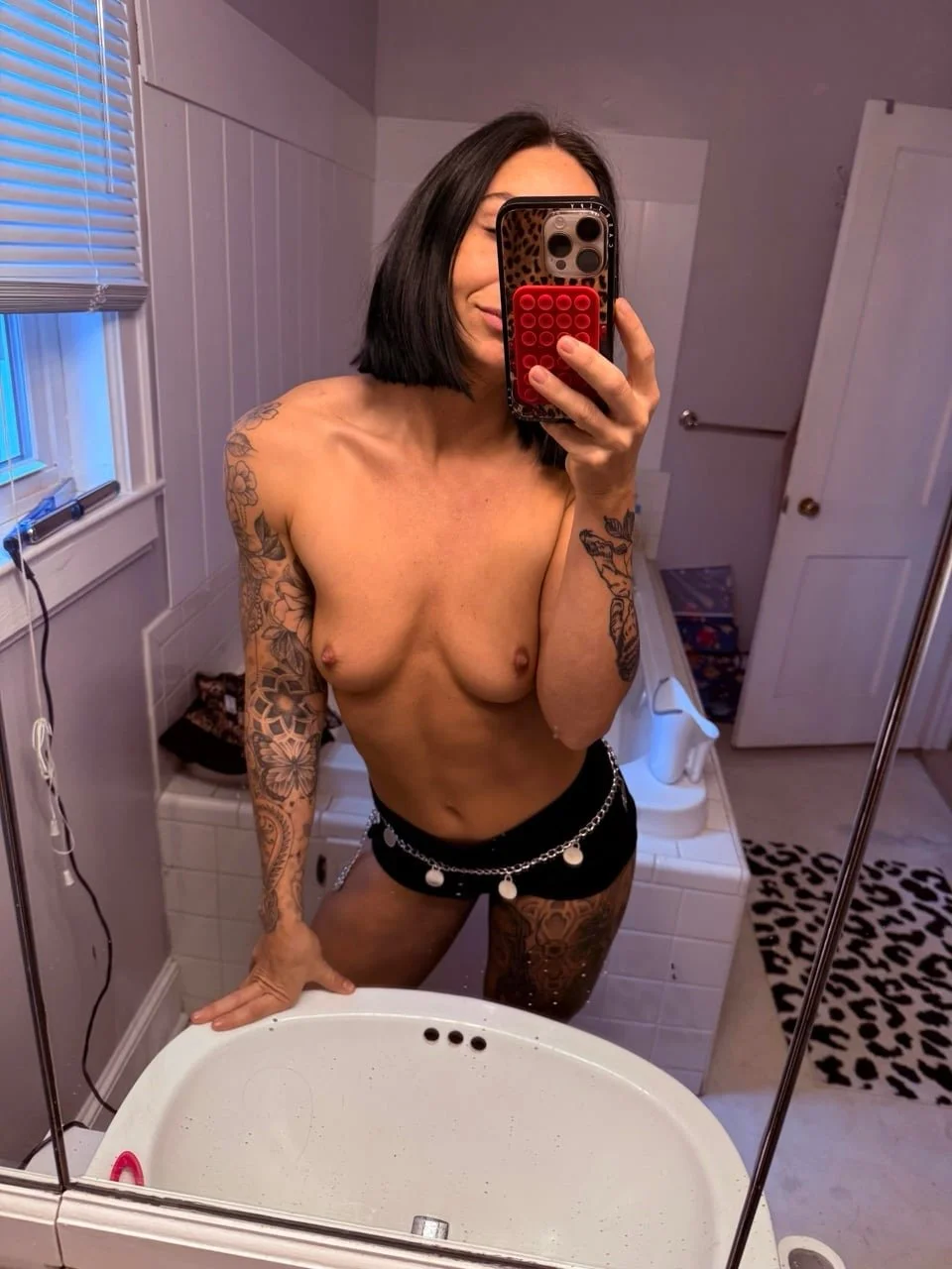 Fit tatted chick with a crazy pussy image 7