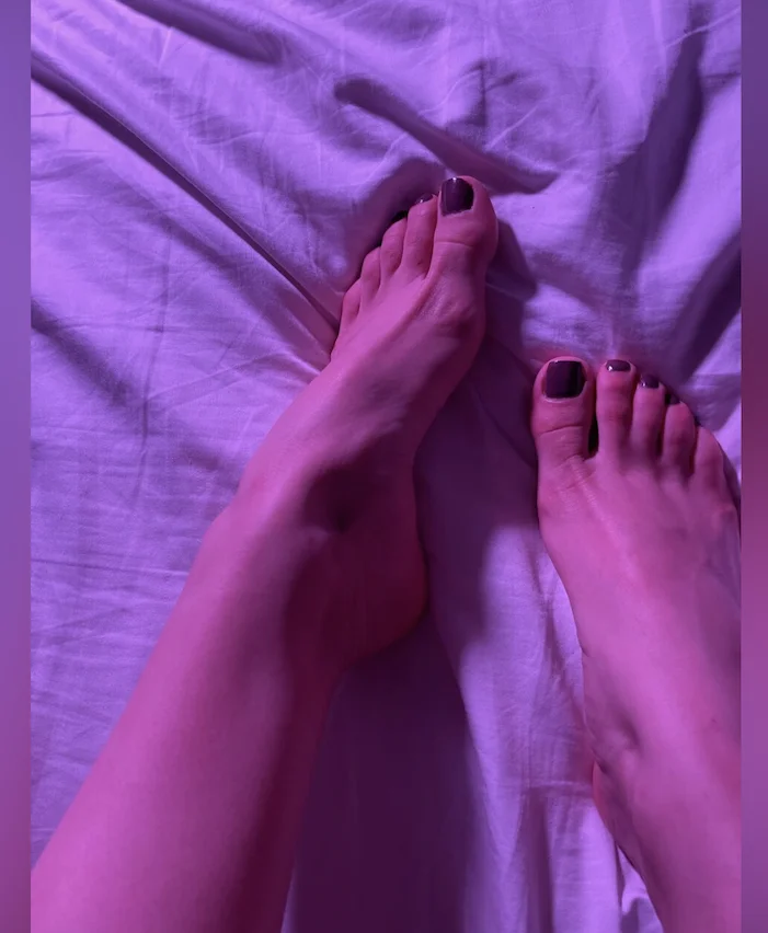 Feet main image