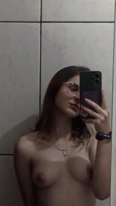Namorada novinha foi vazada se exibindo e dando muito cover image