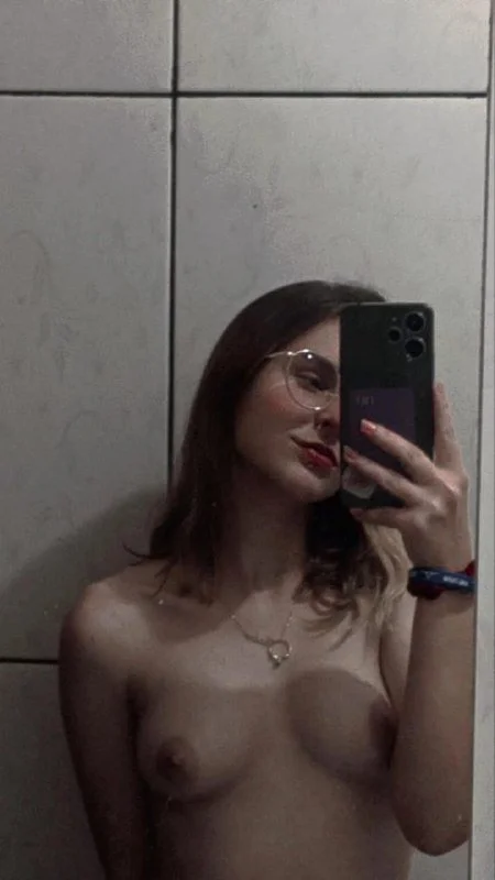 Namorada novinha foi vazada se exibindo e dando muito main image