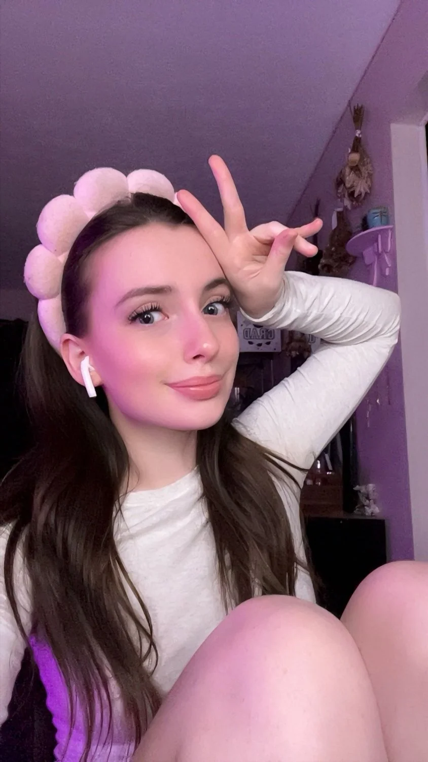 Ava 18 image 3