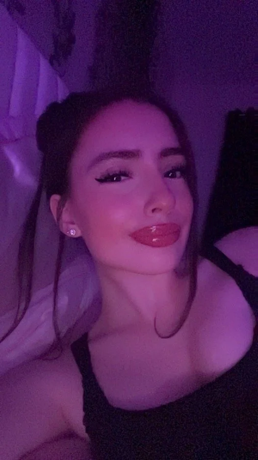 Ava 18 image 4