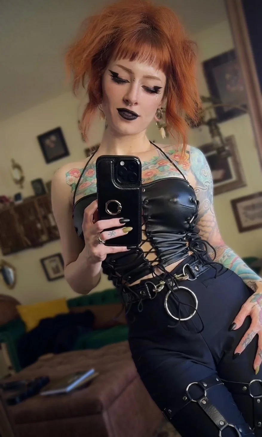 She doesn't know about the show, she just wants her ass worshipped main image