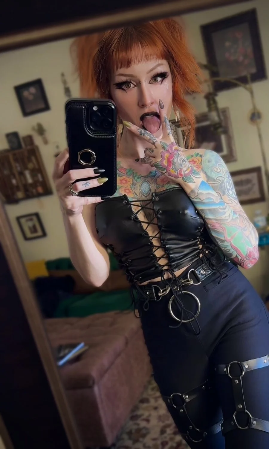 She doesn't know about the show, she just wants her ass worshipped image 2