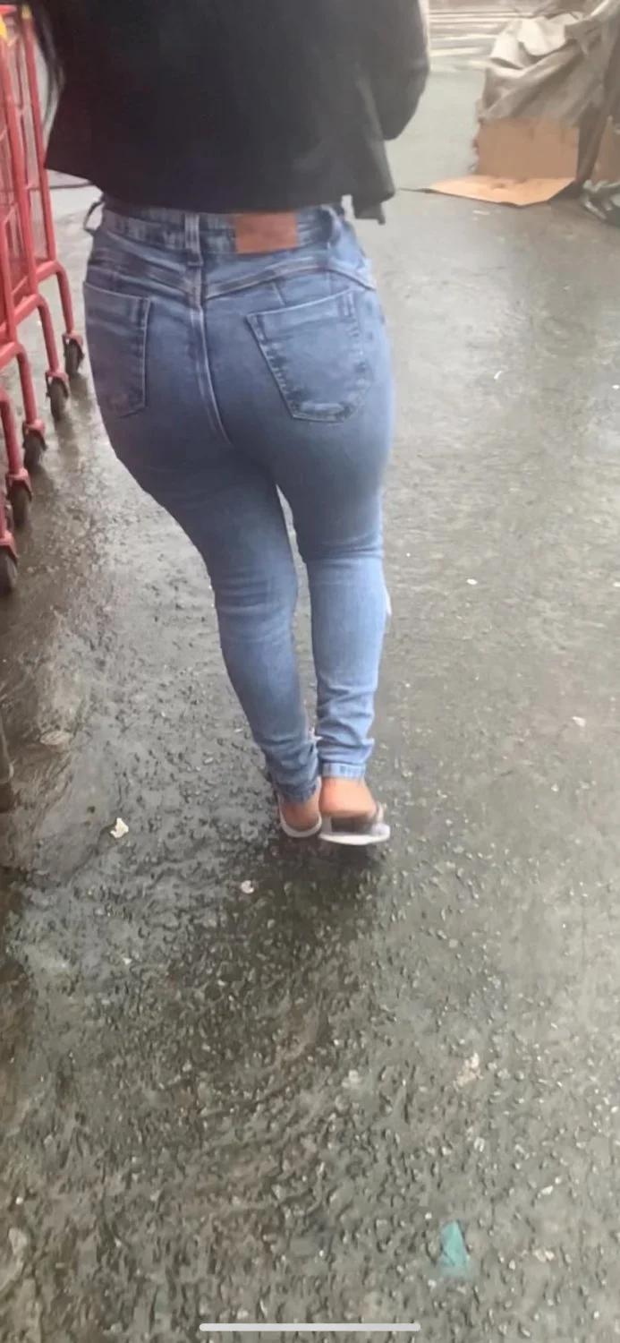 Bunduda calça jeans na rua Flagra main image