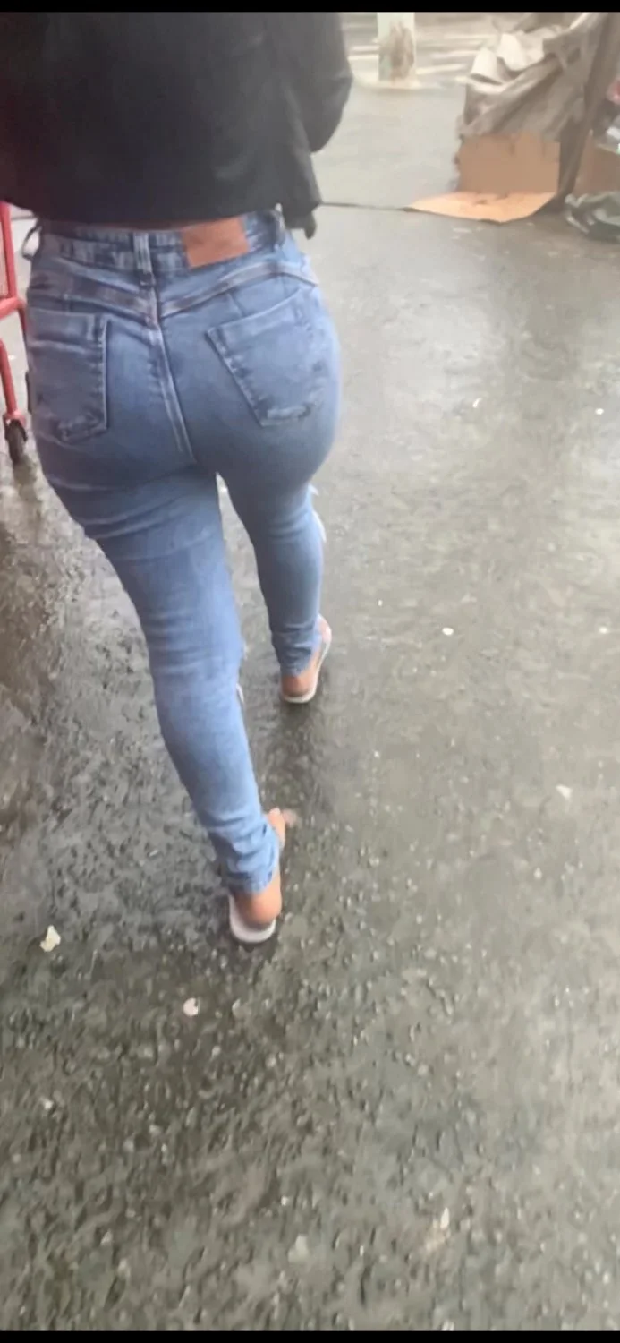 Bunduda calça jeans na rua Flagra image 2
