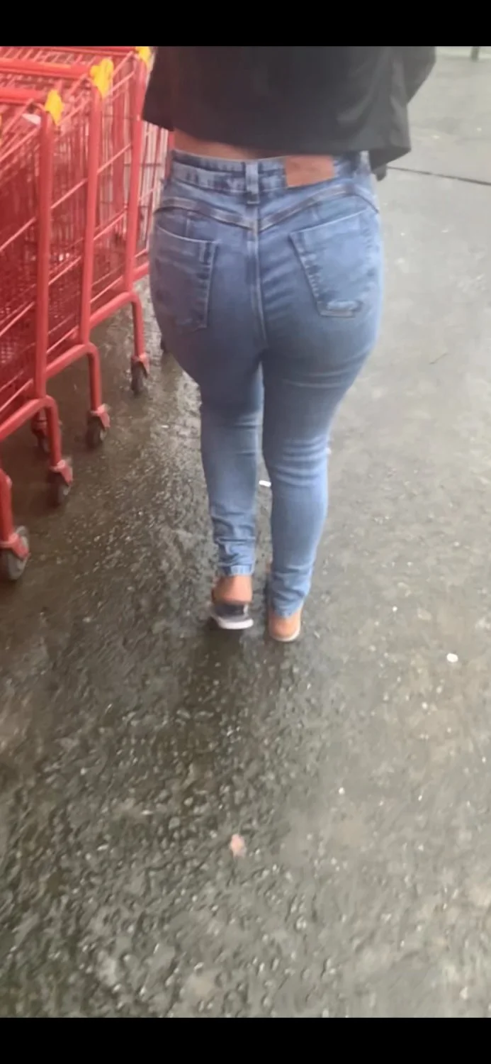 Bunduda calça jeans na rua Flagra image 4