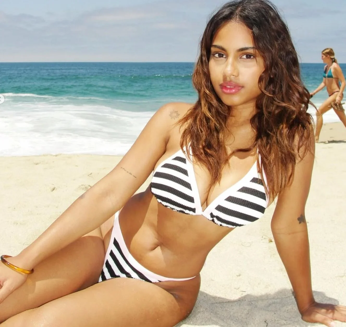 Busty Desi Bop Bindu image 5