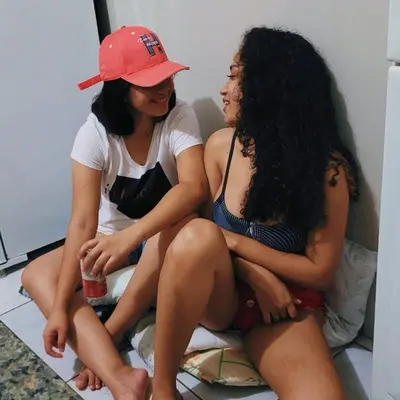 Foderia as duas e gozaria dentro da putinha cacheada 😈 cover image